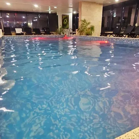 Large Family Cu Piscina Calda Sauna Jacuzzy * Năvodari
