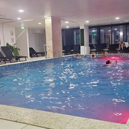 Large Family Cu Piscina Calda Sauna Jacuzzy Năvodari