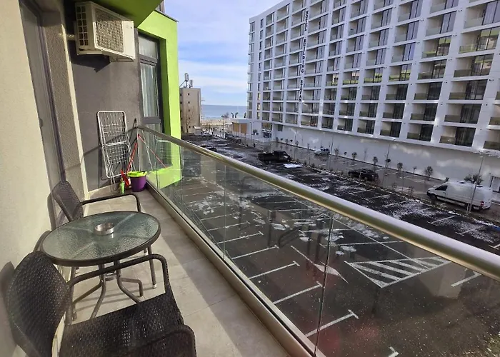 Large Family Cu Piscina Calda Sauna Jacuzzy Daire Navodari