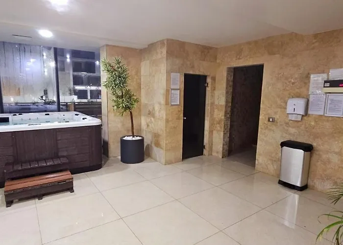 Large Family Cu Piscina Calda Sauna Jacuzzy Navodari