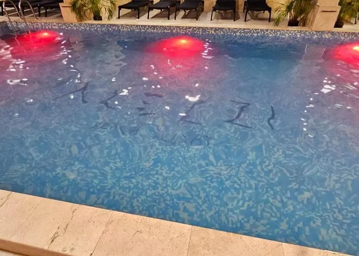 Large Family Cu Piscina Calda Sauna Jacuzzy