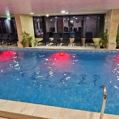 Large Family Cu Piscina Calda Sauna Jacuzzy Năvodari