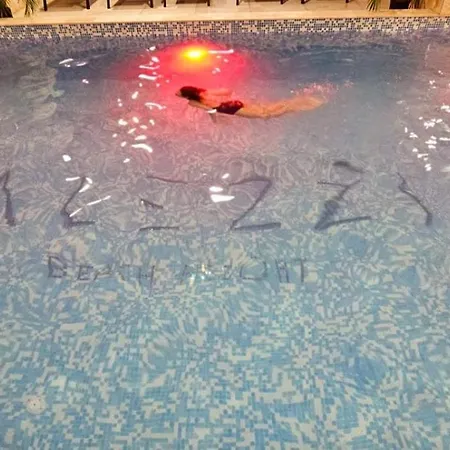 Large Family Cu Piscina Calda Sauna Jacuzzy