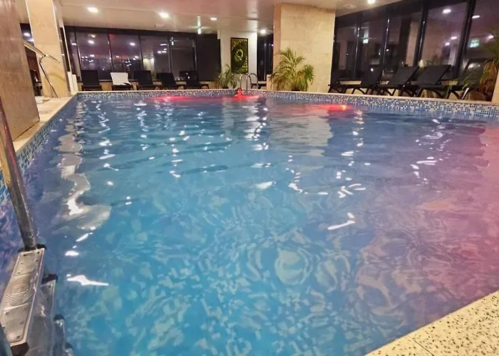 Large Family Cu Piscina Calda Sauna Jacuzzy * Năvodari