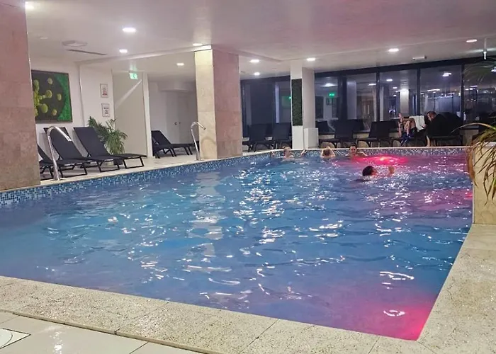 Large Family Cu Piscina Calda Sauna Jacuzzy Năvodari