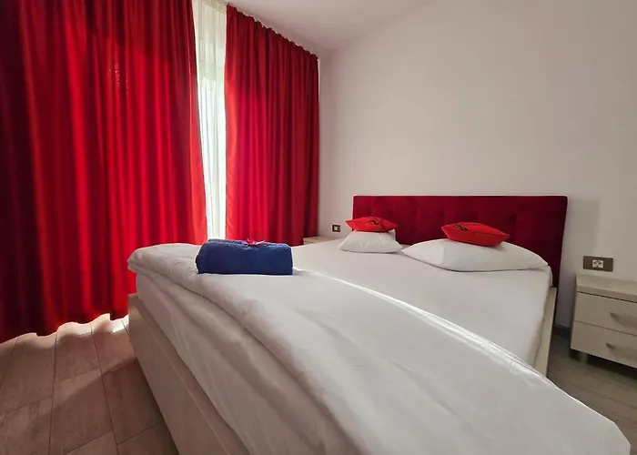 Large Family Cu Piscina Calda Sauna Jacuzzy