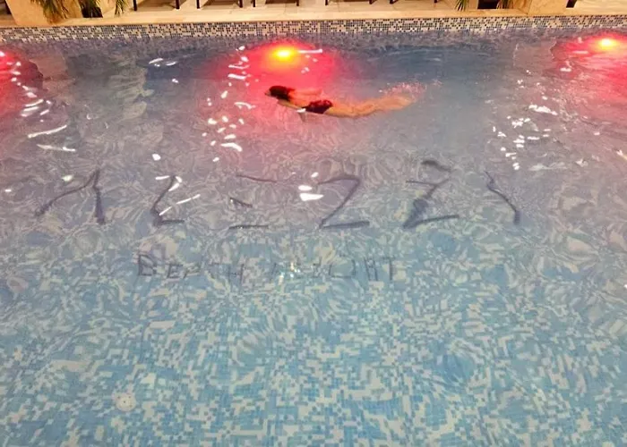 Large Family Cu Piscina Calda Sauna Jacuzzy